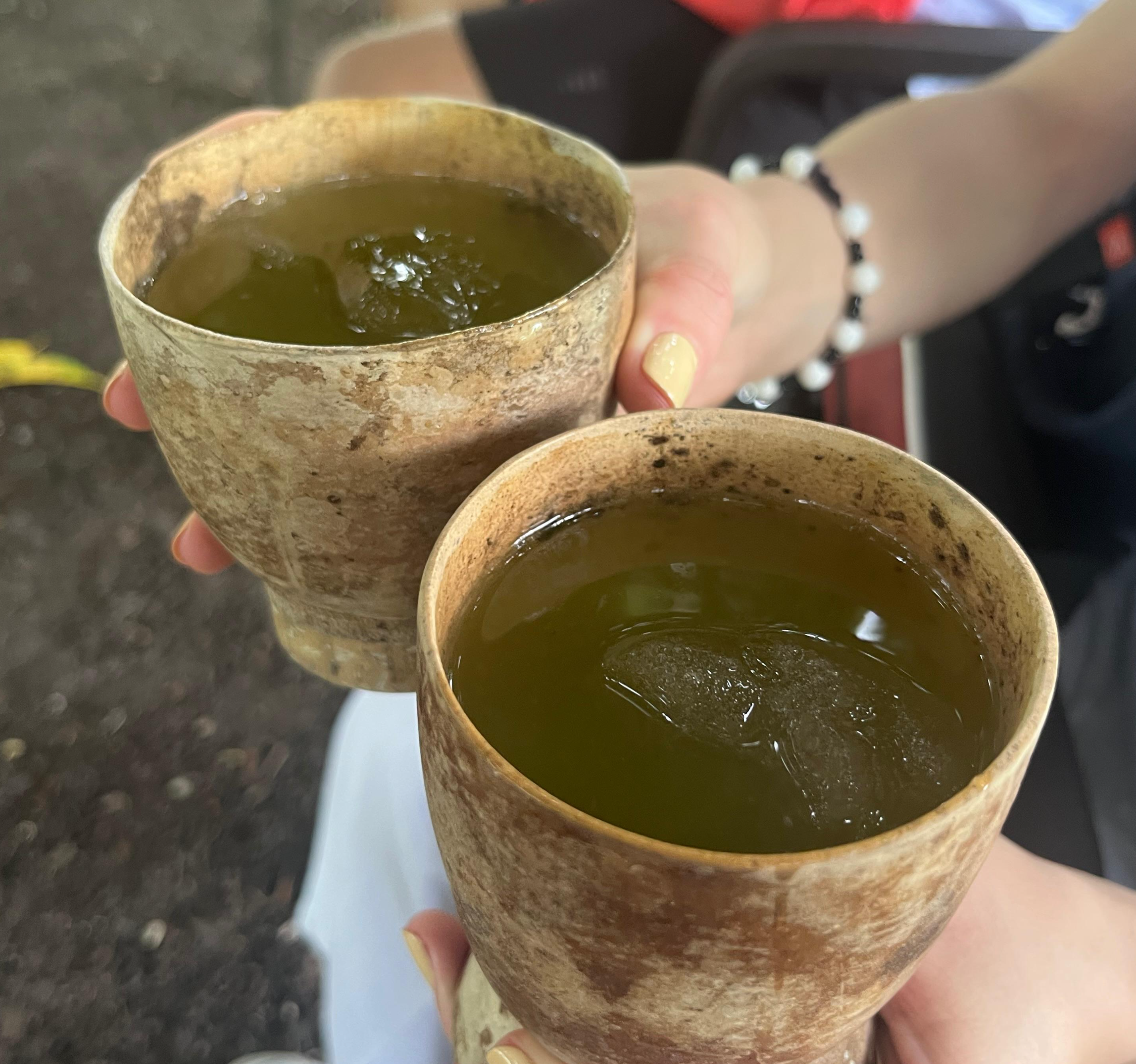 Jugo de naranja agria con albahaca