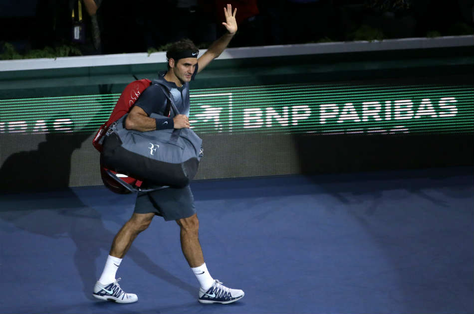Federer se despide tras ser abatido por Djokovic en París.