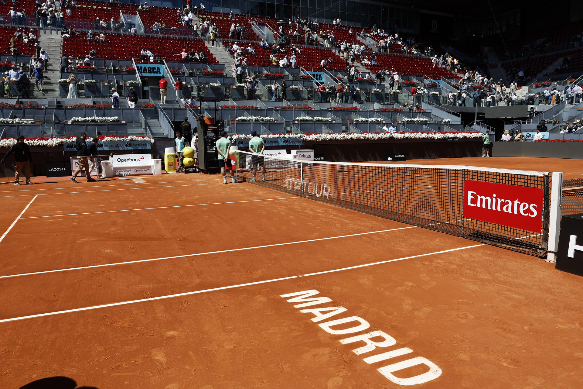 MADRID, 28/04/2025.- Vista de la pista tras la suspensión de un partido de tenis del Mutua Madrid Open de Madrid, debido al apagón registrado a nivel peninsular este lunes. EFE/ Chema Moya