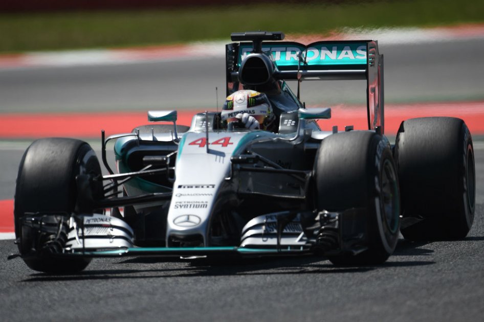 Lewis Hamilton en la segunda sesión de entrenamientos en Montmeló. Foto: AFP