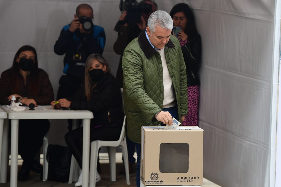 El presidente Iván Duque, deposita su voto durante la jornada electoral 2022, segunda vuelta.