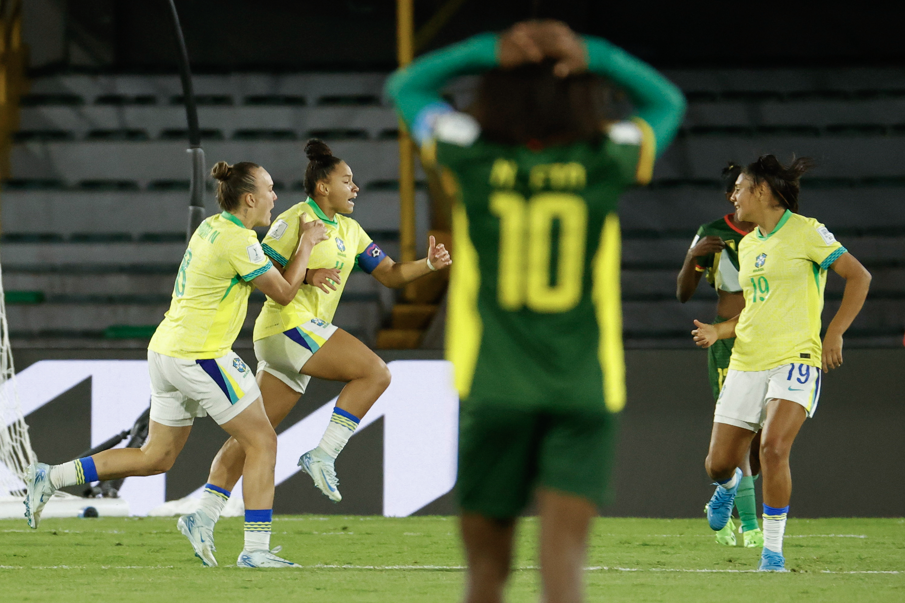 AME8356. BOGOTÁ (COLOMBIA), 11/09/2024.- Dudinha (2-i) de Brasil celebra un gol este miércoles, en un partido de los octavos de final de la Copa Mundial Femenina sub-20 entre las selecciones de Brasil y Camerún en el estadio de El Campín en Bogotá (Colombia). EFE/ Mauricio Dueñas Castañeda