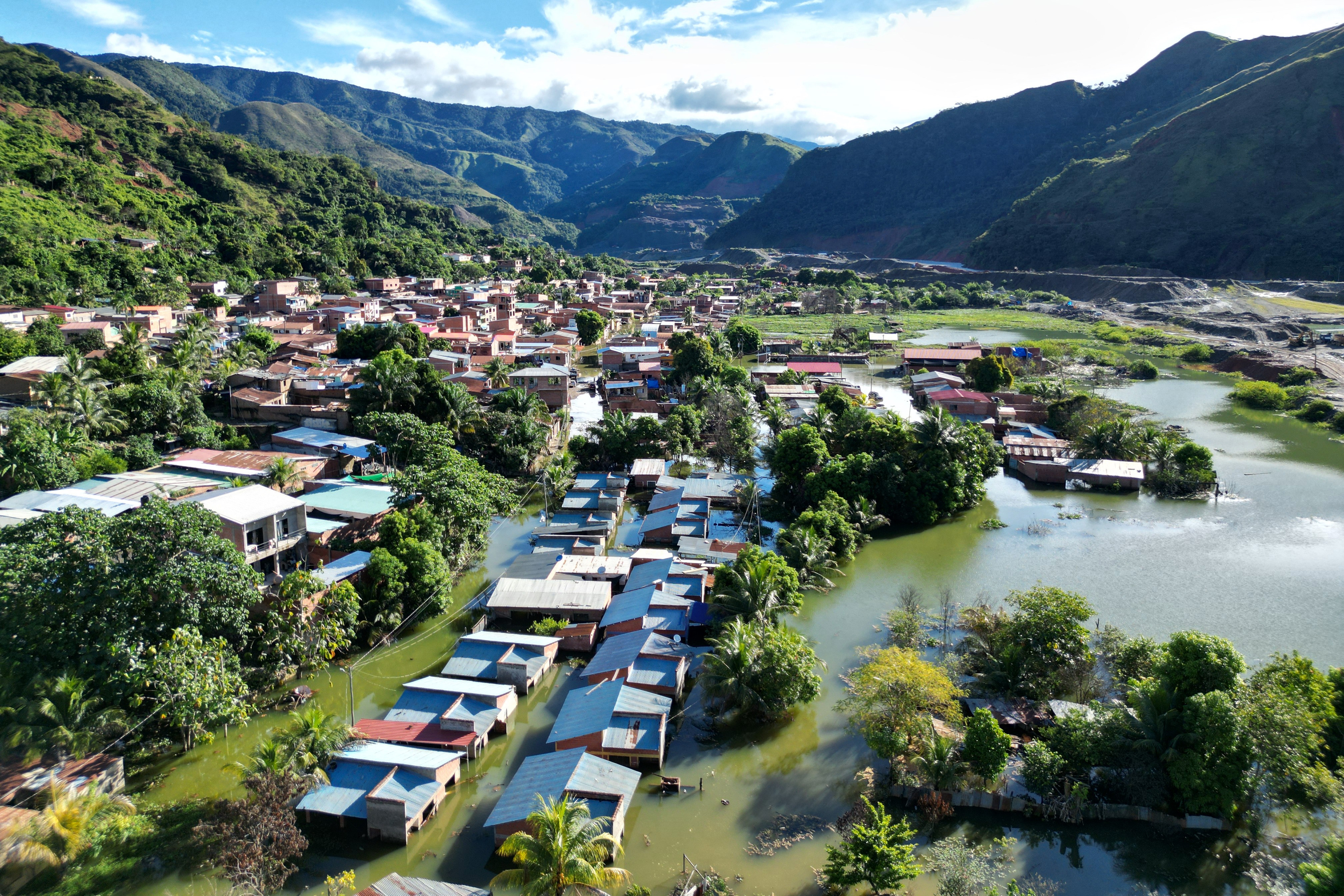 Pueblos de Bolivia hundidos por la fiebre del oro y el clima