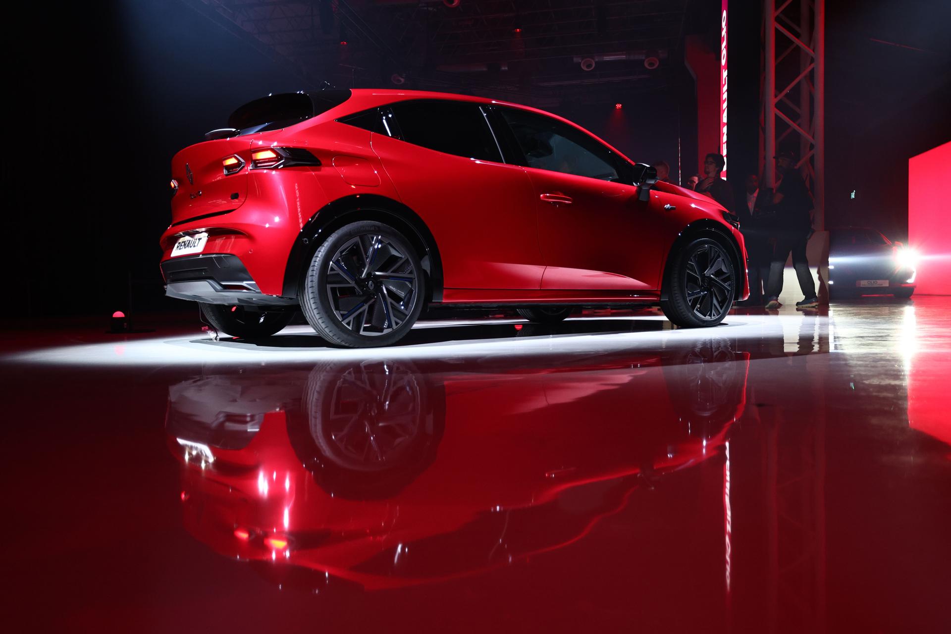 MUNICH (Germany), 08/09/2025.- Renault Clio is presented at a premiere at the International Motor Show Germany IAA Mobility 2025 in Munich, Germany, 08 September 2025. The IAA Mobility 2025 takes place in Munich from 09 to 14 September 2025, featuring numerous world premieres, and a special focus on electric mobility and digitization. (Alemania) EFE/EPA/ANNA SZILAGYI
