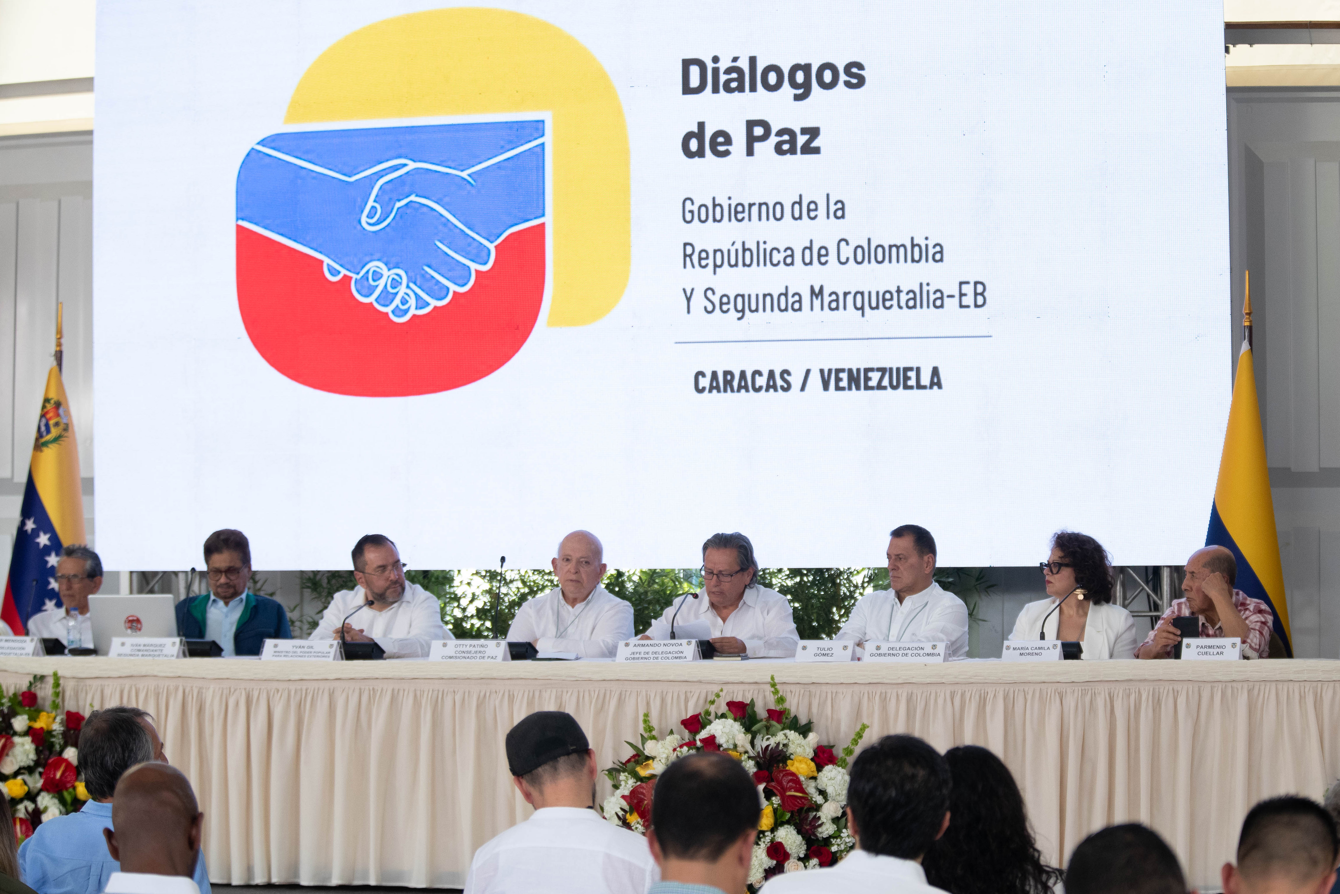 AME6238. CARACAS (VENEZUELA), 24/06/2024.- El consejero comisionado de paz del Gobierno de Colombia, Otty Patiño (4-i), habla en la instalación del primer ciclo de negociaciones con la Segunda Marquetalia este lunes, en Caracas (Venezuela). Las delegaciones del Gobierno de Colombia y la Segunda Marquetalia -disidencia de las FARC integrada por exguerrilleros que abandonaron el acuerdo de paz de 2016- instalaron "formalmente" este lunes la mesa de diálogo de paz del primer ciclo de negociaciones, que se prevé dure cinco días, en los que se abordará el desescalamiento del conflicto y las condiciones para la convivencia pacífica, entre otros asuntos. EFE/ Ronald Peña R.