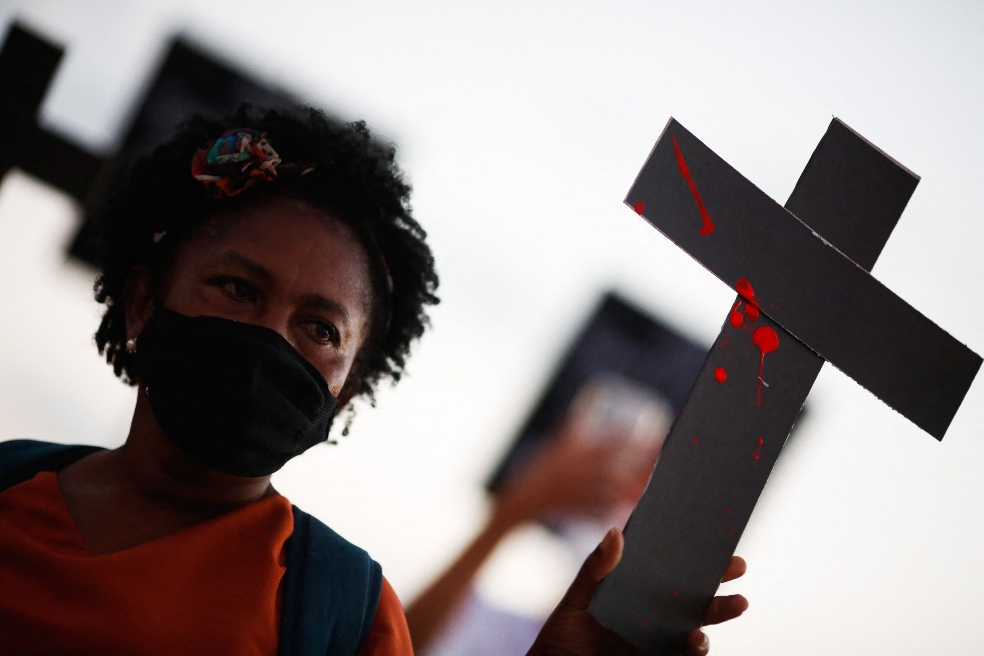 Miles protestan contra el racismo y la violencia policial en Brasil