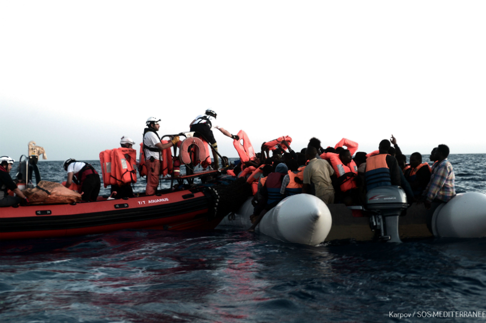 Una fotografía de la zona de rescate en el Mediterráneo tomada el pasado 9 de junio muestra a los migrantes de la embarcación Aquarius siendo rescatados. / AFP