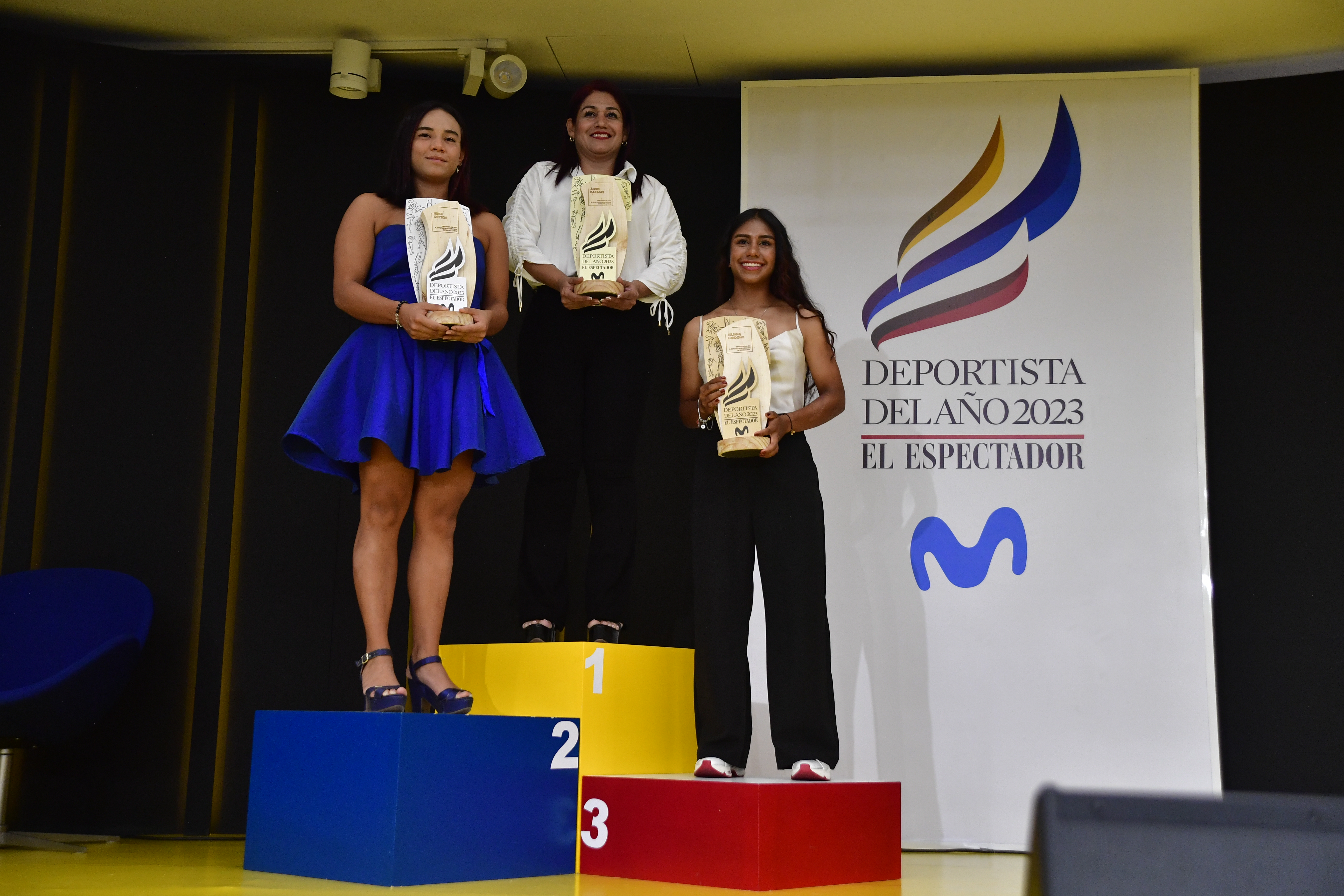 Podio de la categoría juvenil del Deportista del Año 2023, Juliana Londoño (derecha), Nikol Ortega (izquierda) y Angélica Vivas, madre de Ángel Barajas, en su representación