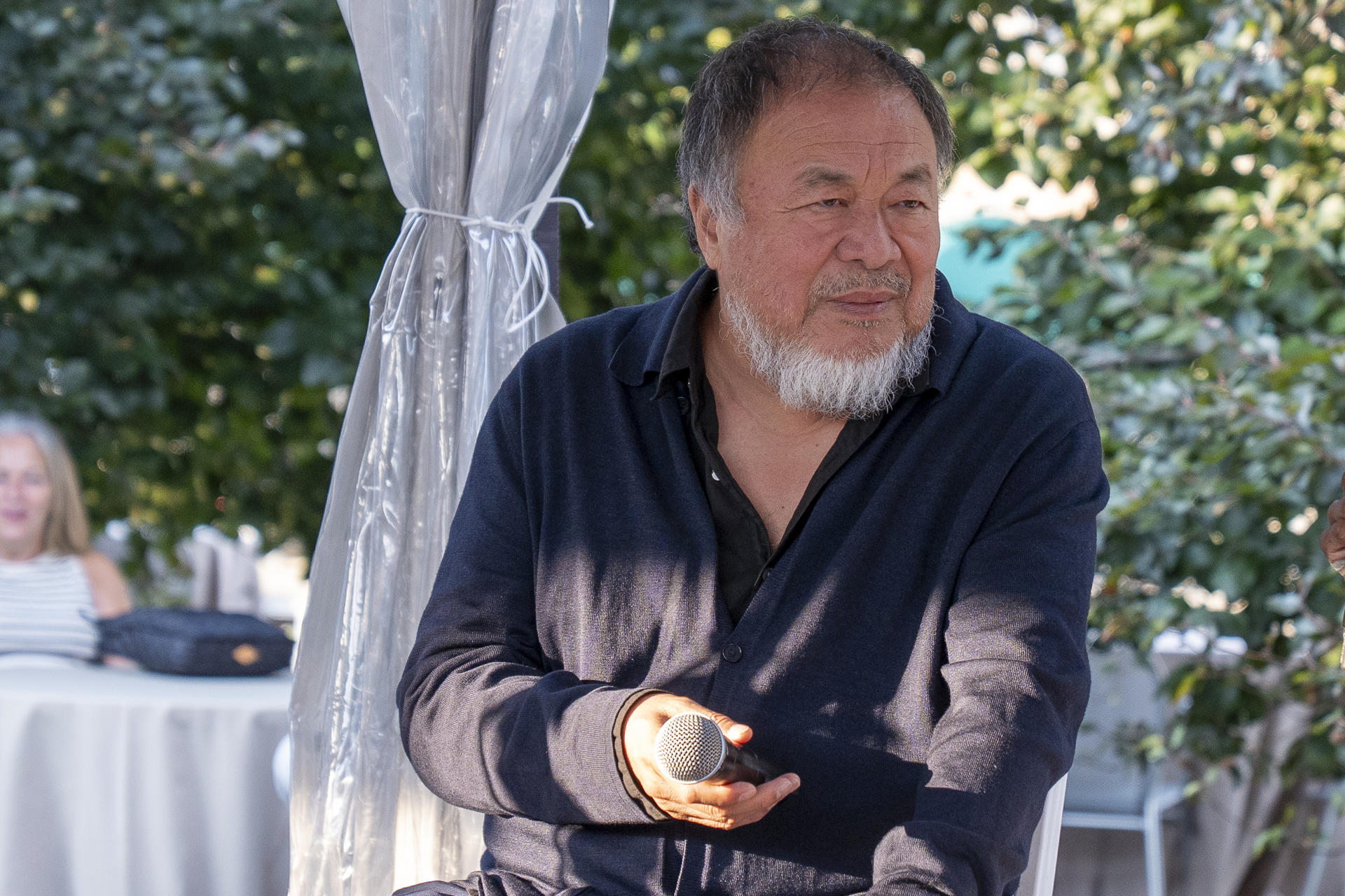 ACOMPAÑA CRÓNICA: EEUU ARTE AME8105. NUEVA YORK (ESTADOS UNIDOS), 09/09/2025.- El artista y activista chino Ai Weiwei habla durante la presentación de una instalación artística este martes, en Nueva York (Estados Unidos). Ai Weiwei cuestiona el sentido de las guerras en un 'santuario' instalado en un extremo de la isla de Roosevelt, frente a la sede de Naciones Unidas, donde se reunirán este mes los líderes del mundo. EFE/ Ángel Colmenares
