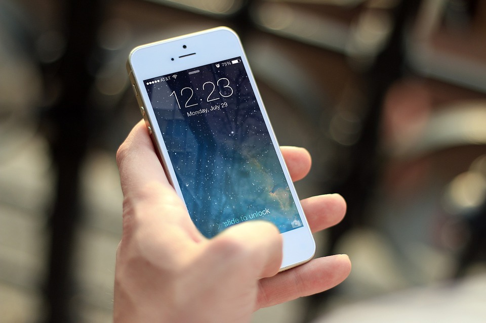 Cualquiera puede pedirle a Siri que lea mensajes de WhatsApp incluso con el iPhone bloqueado