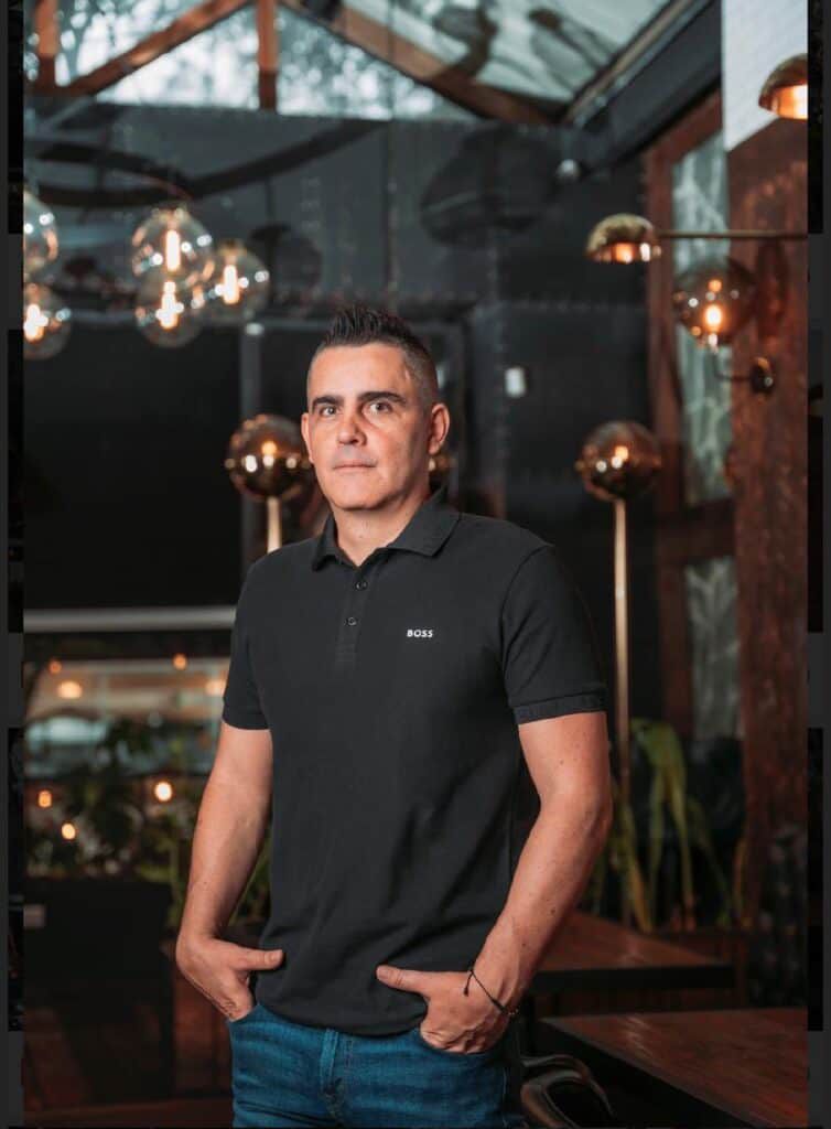 De empacador de mercados a socio de Karol G