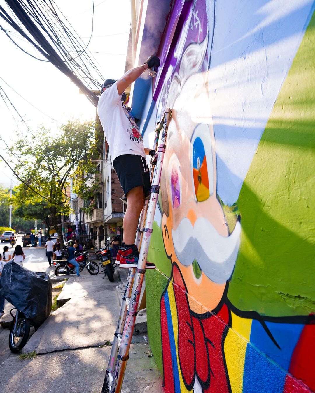 Alec Monopoly coloreando al Tío Rico, en su versión colombiana. Mural de Alec Monopoly.