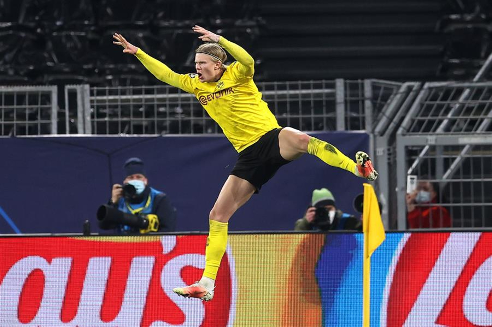 Haaland y un doblete para clasificar al Dortmund en Champions