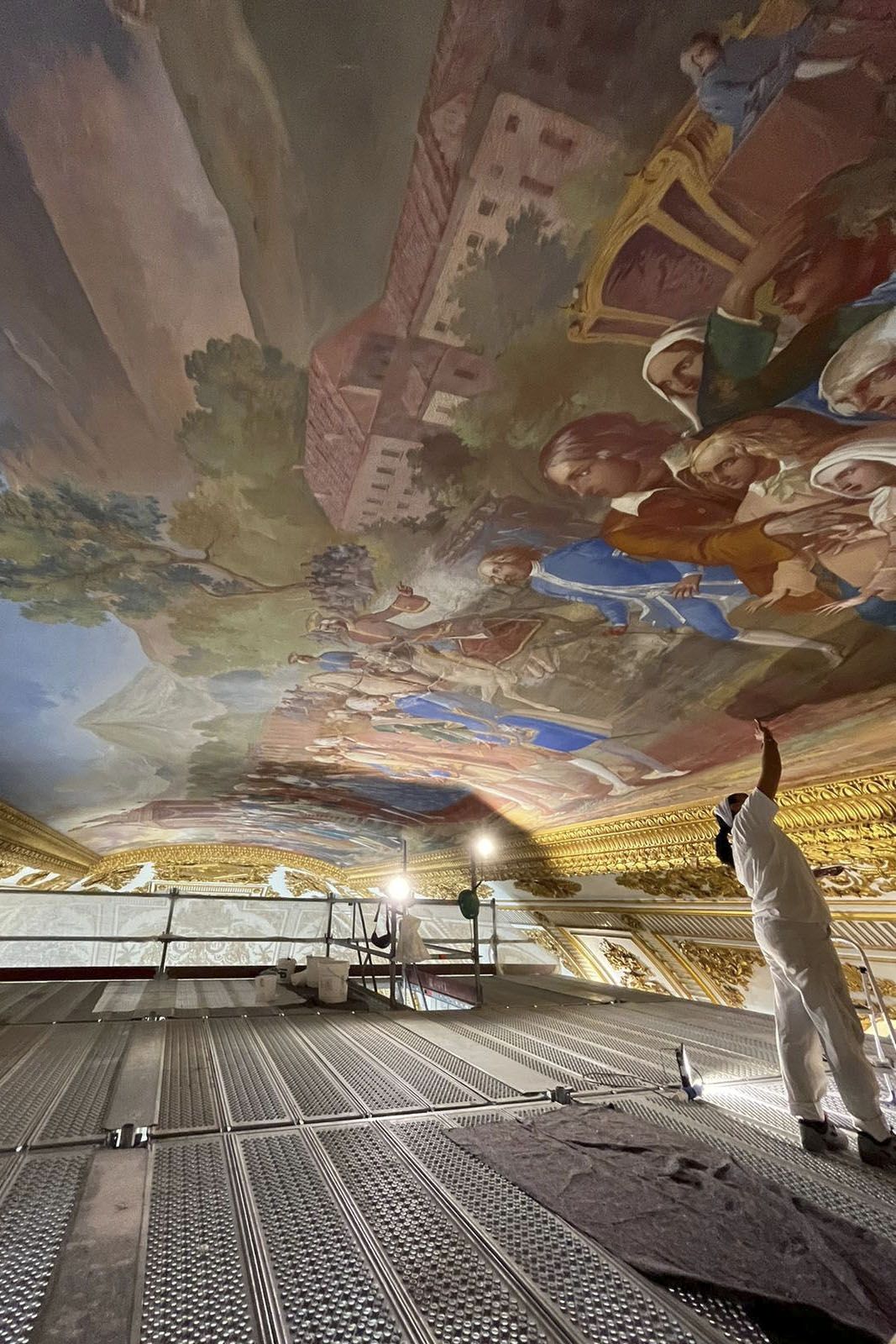ROMA, 25/07/2024.- La restauración de los aposentos reales del Palacio Real de Caserta (Nápoles, sur de Italia), del rey español Carlos III y conocido como el 'Versalles italiano', ha concluido tras intervenir en algunas de las salas más grandes de la planta principal del edificio, que han recuperado todo su esplendor, informó este jueves el Museo. La 'Reggia' de Caserta -su nombre en italiano- es uno de los monumentos más visitados de Italia, cubre un área de 44.000 metros cuadrados, cuenta con 1.200 habitaciones en cinco plantas, 1.790 ventanas y es además Patrimonio de la Humanidad por la UNESCO. EFE/ Opera Laboratori SOLO USO EDITORIAL/SOLO DISPONIBLE PARA ILUSTRAR LA NOTICIA QUE ACOMPAÑA (CRÉDITO OBLIGATORIO)