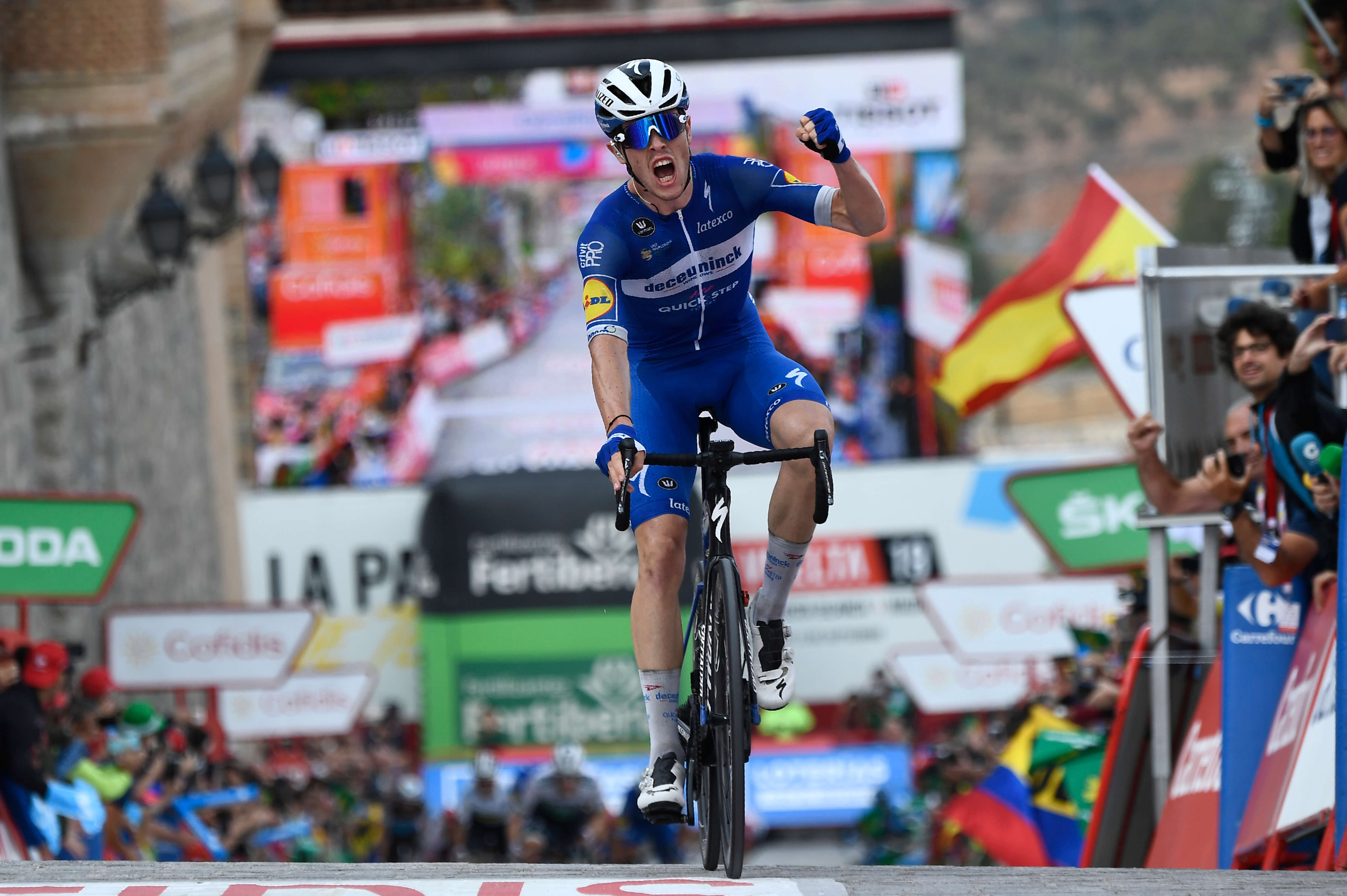 Polémica por ataque del Movistar pese a caída de Roglic y "Supermán" López