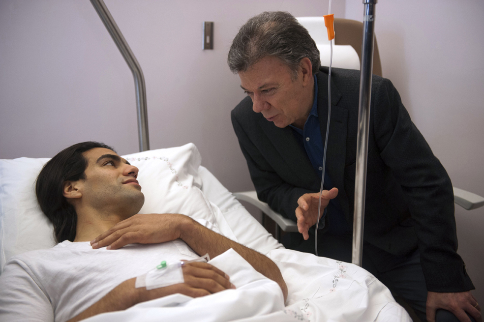 Falcao recibe la visita de Juan Manuel Santos después de operarse por una lesión de ligamento cruzado anterior. La misma que lo privó de estar en el Mundial de Brasil 2014. // AFP PHOTO / MIGUEL RIOPA
