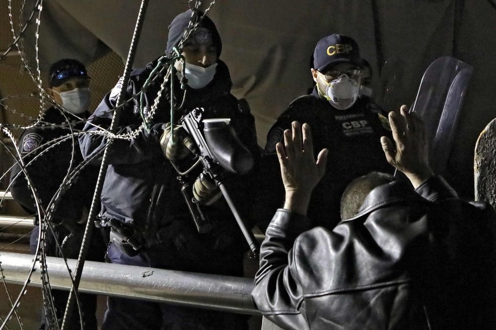 Cerca de 500 migrantes presos en centros de detención de EE. UU. tienen coronavirus