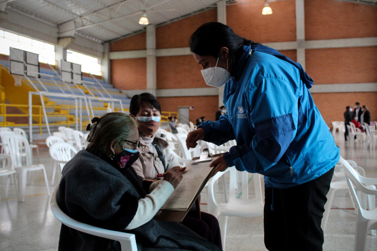 La alcaldesa de Bogotá, Claudia López, indicó que si la ciudad sigue aplicando más de 10 mil vacunas al día, se inmunizará a toda la población antes de Semana Santa.