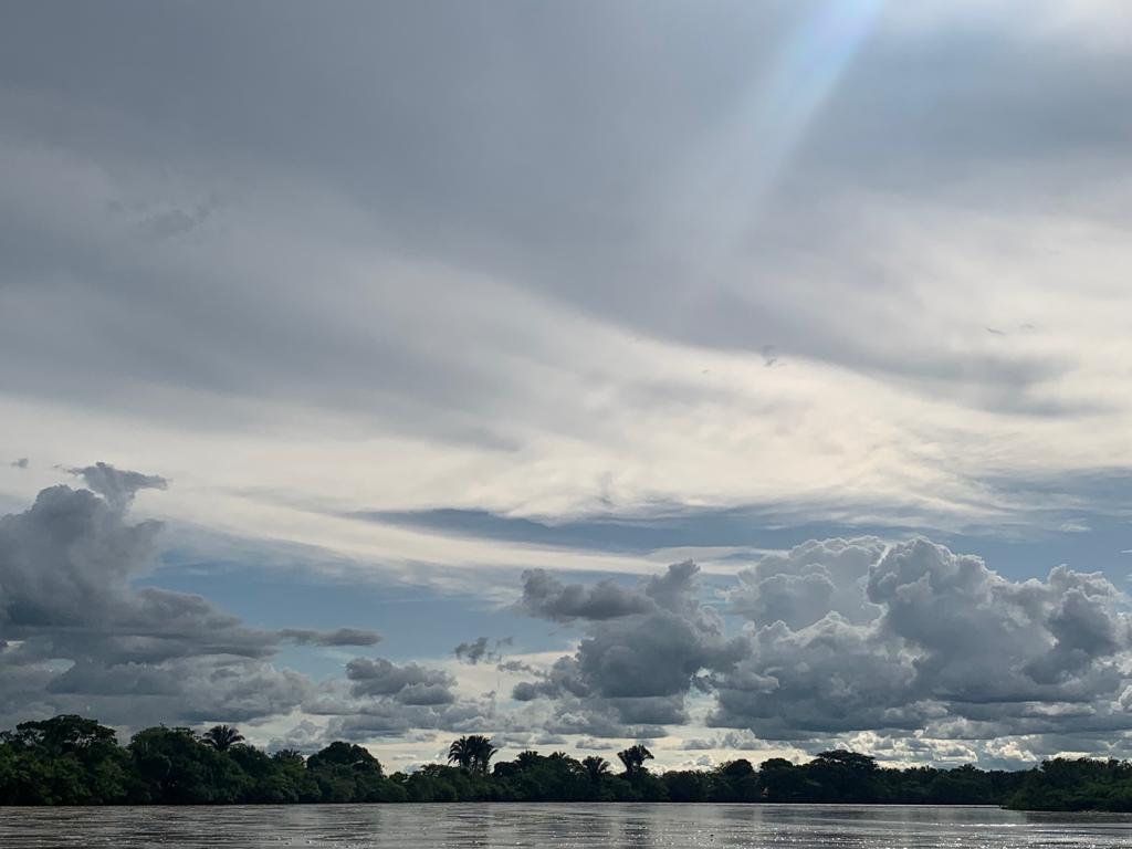 El río Cravo Sur desemboca en el río Meta.