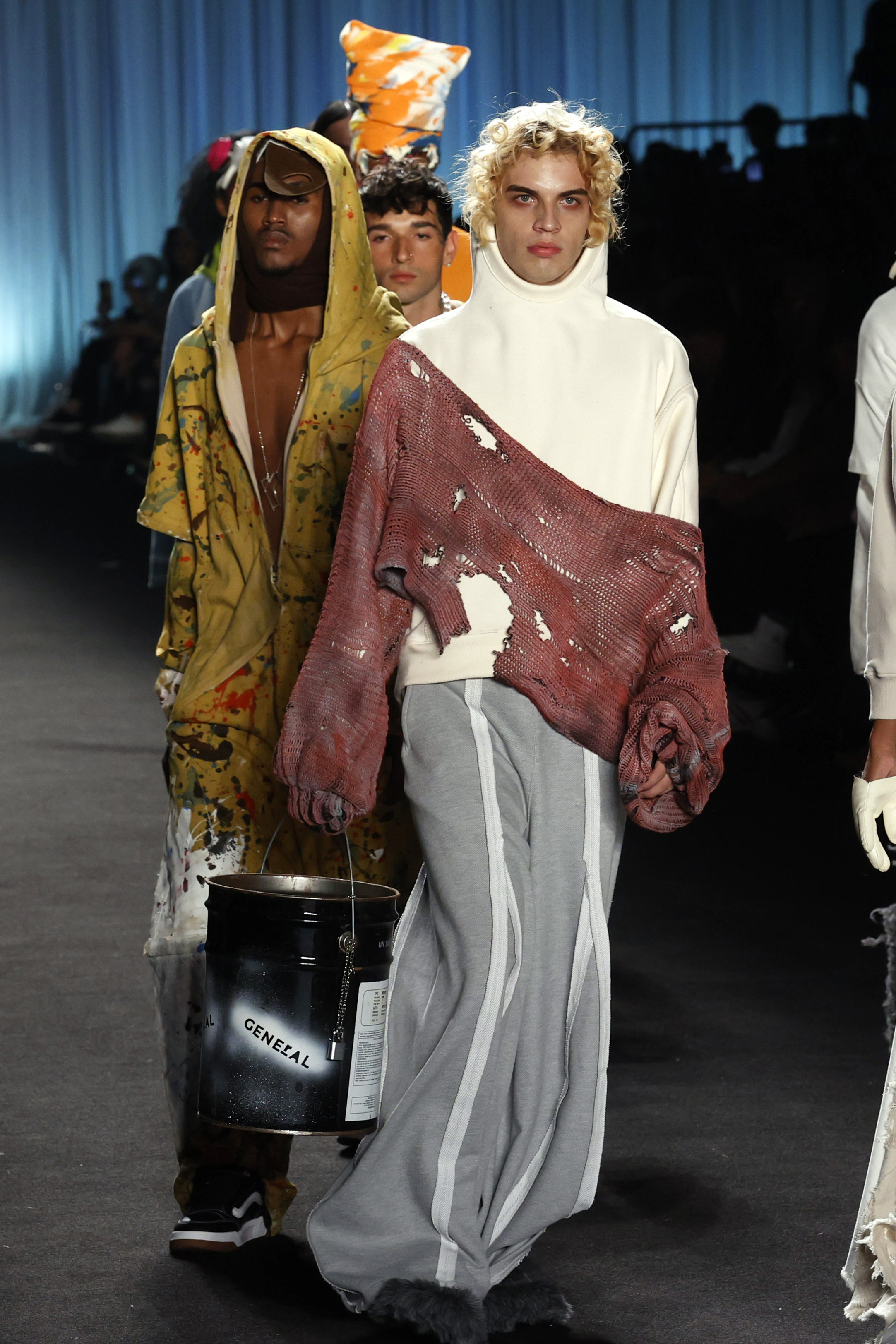 COL500. BOGOTÁ (COLOMBIA), 26/05/2024.- Modelos desfilan prendas de la marca 'General' durante una pasarela del Bogotá Fashion Week, el 24 de mayo de 2024, en Bogotá (Colombia). El baterista de la banda colombiana Morat, Martín Vargas, fundó hace ocho años con su socio Santiago Gómez la marca urbana 'General', y en medio de los ensayos para la próxima gira de la banda, en el Bogotá Fashion Week tuvieron su primera oportunidad de subir las prendas a una pasarela. EFE/ Mauricio Dueñas Castañeda