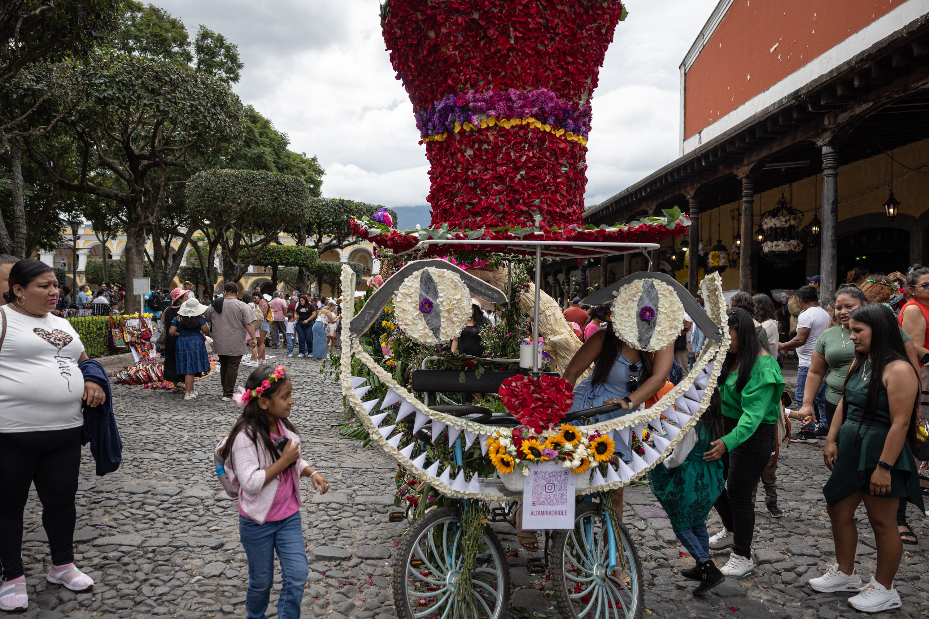 AME8053. ANTIGUA GUATEMALA (GUATEMALA), 16/11/2024.- Personas asisten a la celebración del Festival de las Flores este sábado en Antigua Guatemala (Guatemala). La ciudad colonial de Antigua Guatemala fue adornada este sábado con decenas de esculturas y adornos para el Festival de las Flores, que se celebra cada noviembre, y unos 10.000 turistas nacionales y extranjeros abarrotaron el lugar. EFE/ David Toro