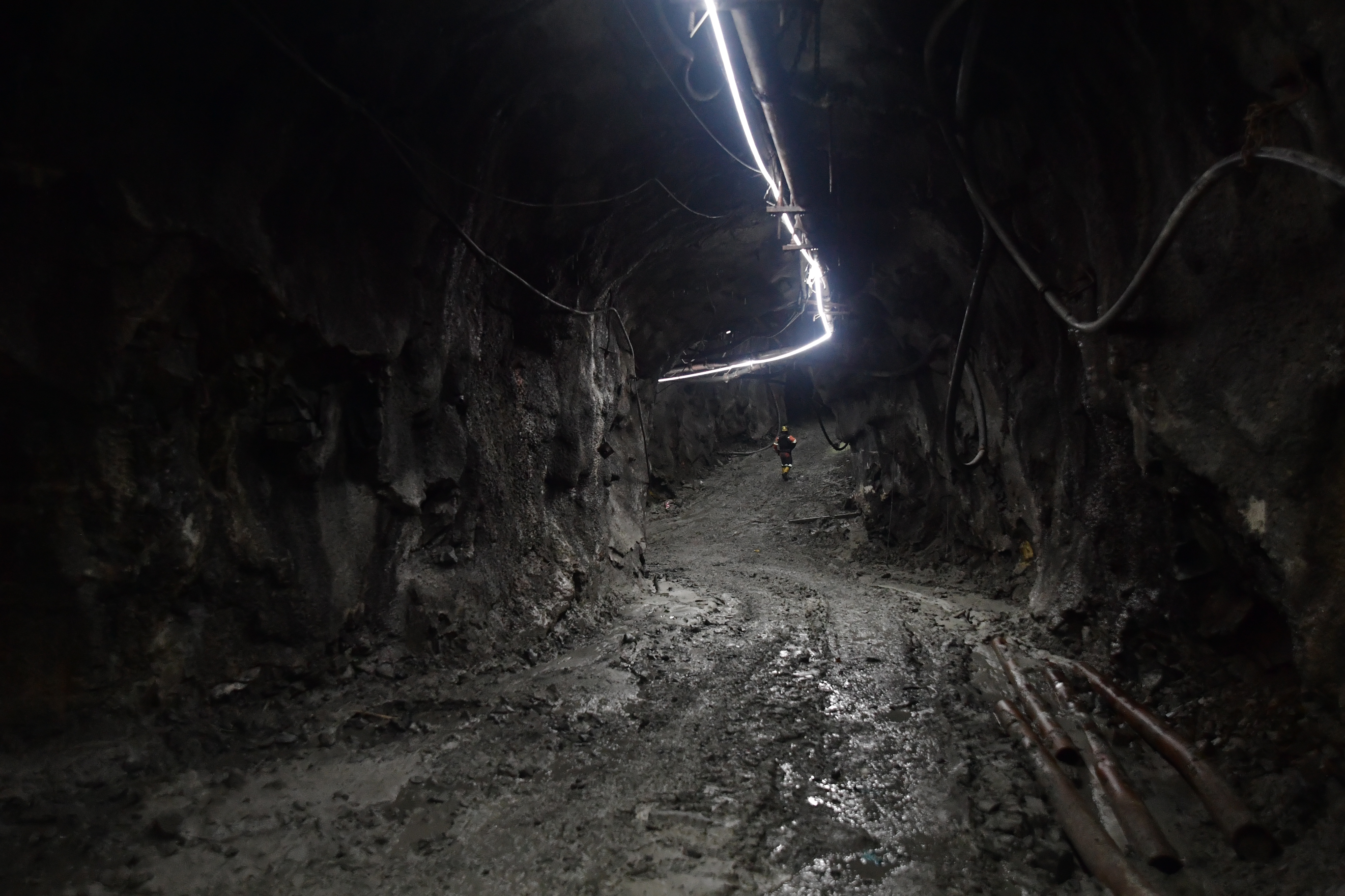 Entrada, túneles, trabajadores y maquinaria de esta mina, ubicada en la vereda Higabra, en Buriticá (Antioquia).