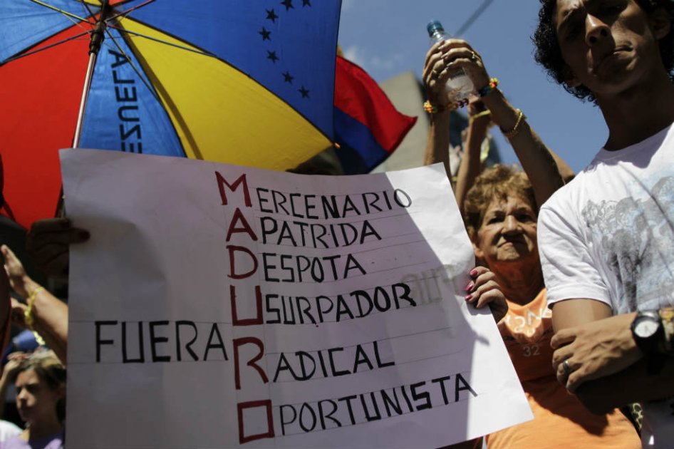 Este fue uno de los carteles que exhibieron los manifestantes en Caracas. / EFE