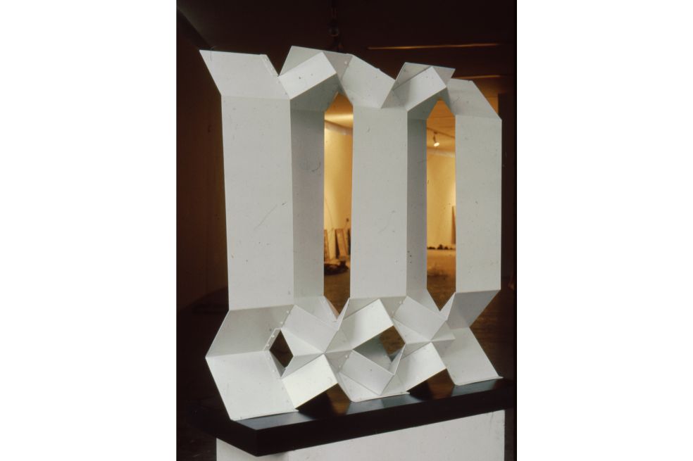 Obra "Velas", aluminio pintado. El trabajo de Castles nació de la tradición geométrica abstracta en Colombia y se caracteriza por el uso de materiales como el acero y el hierro.