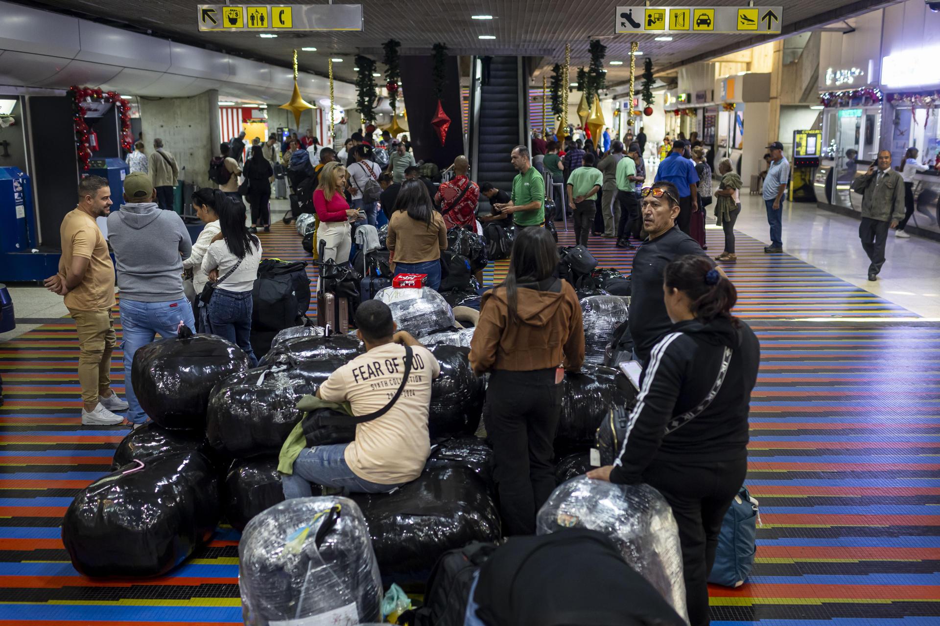 Navidad en vilo y 15.000 pasajeros semanales afectados: Venezuela tras suspender permisos a aerolíneas