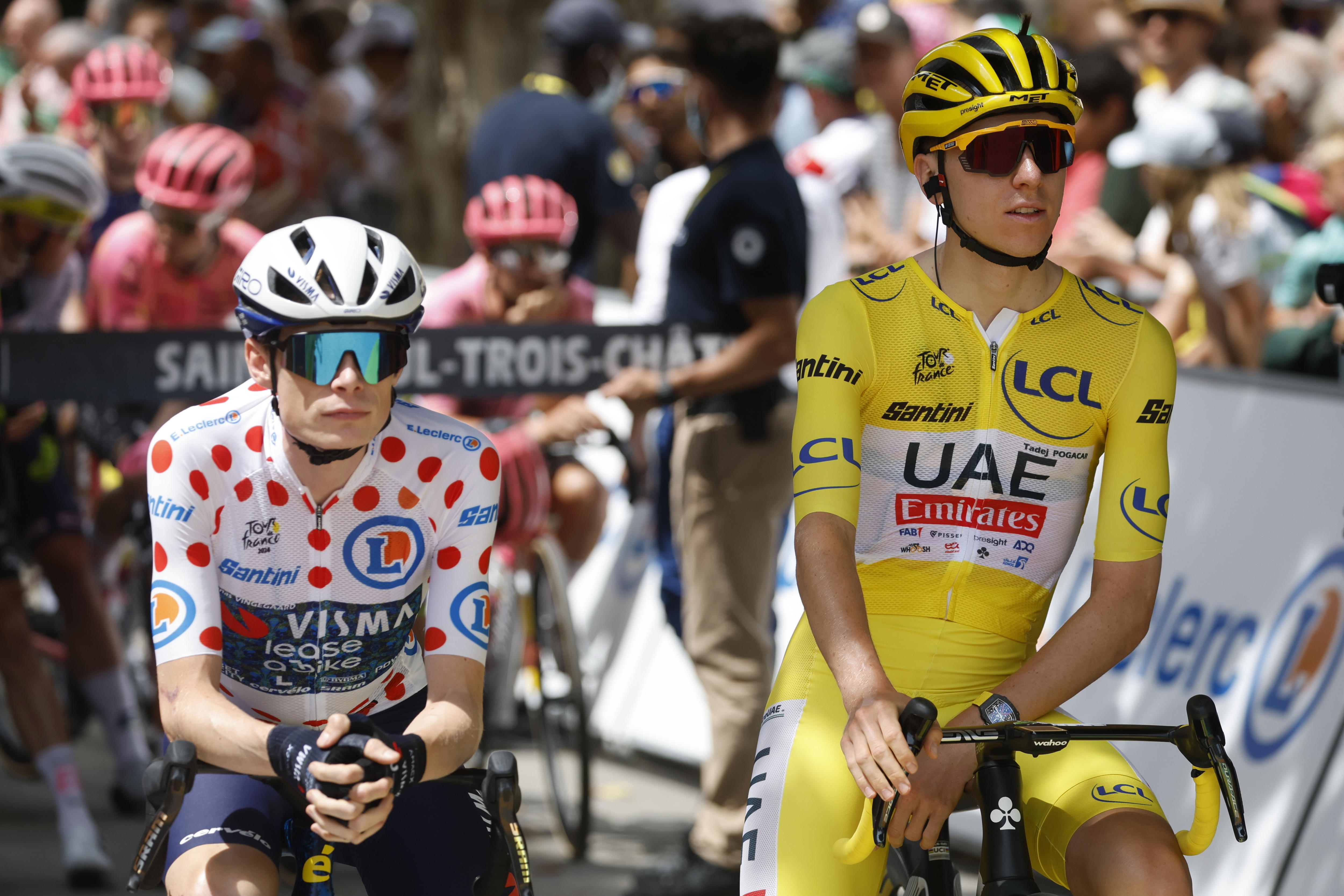 Saint-paul-trois-chateaux (France), 17/07/2024.- Danish rider Jonas Vingegaard (L) of Team Visma Lease a Bike and yellow jersey Slovenian rider Tadej Pogacar of UAE Team Emirates look on before the start of the 17th stage of the 2024 Tour de France cycling race over 177km from Saint-Paul-Trois-Chateaux to Superdevoluy, France, 17 July 2024. (Ciclismo, Francia, Eslovenia) EFE/EPA/SEBASTIEN NOGIER