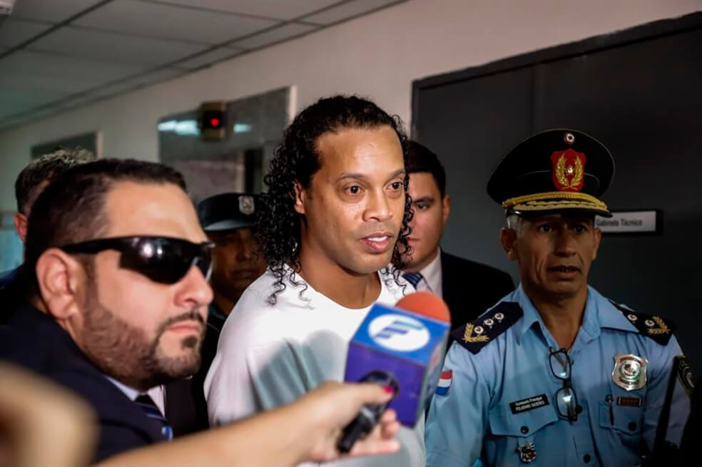 Ronaldinho sale de la cárcel en Paraguay y seguirá su proceso en un hotel
