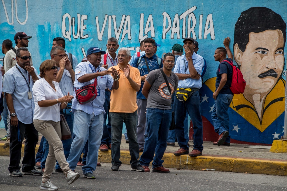 La oposición venezolana critica el polémico censo de automóviles que quiere hacer Maduro