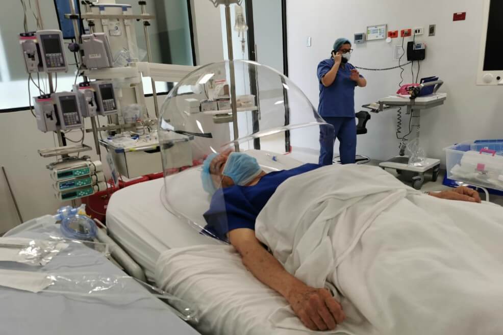 Médico colombiano diseña iglú para proteger al personal de salud en unidades de cuidado crítico