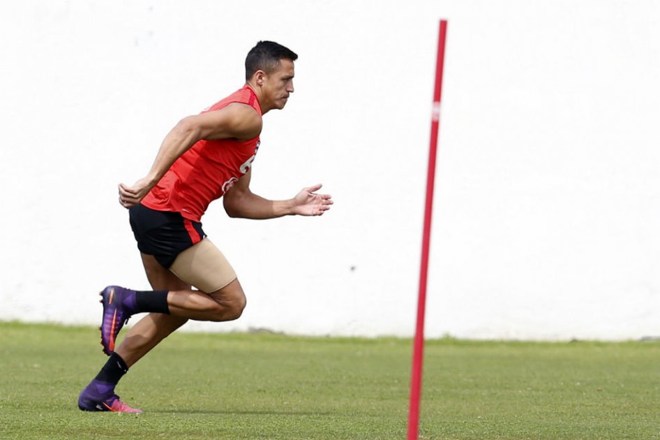 El delantero Alexis Sanchéz durante los entrenamientos de este domingo con Chile. Foto: EFE