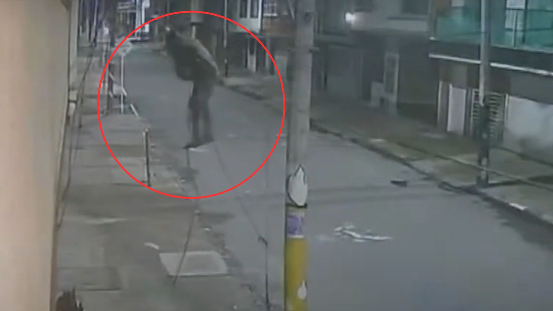 Graban a ladrón acróbata robando el cableado de las casas en Puente Aranda