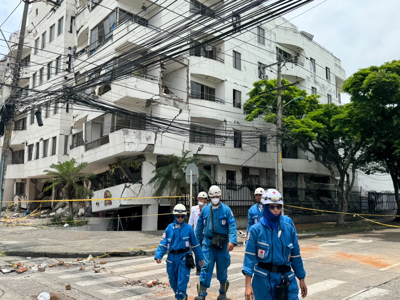 Sacaron 13 pipetas de gas de edificio en riesgo de colapso en barrio Los Cámbulos de Cali