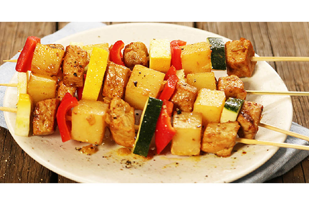 Unas mini brochetas de papa pastusa y lomo de cerdo al curry, te solucionan la novena navideña