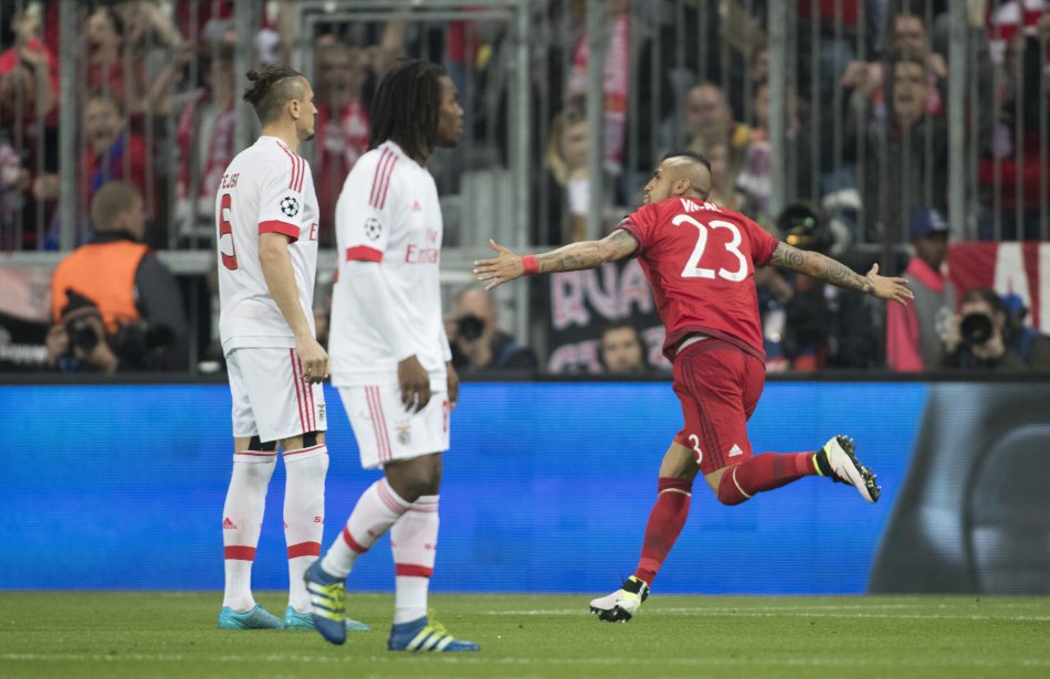 Con gol de Arturo Vidal, Bayern Múnich toma mínima ventaja ante el Benfica
