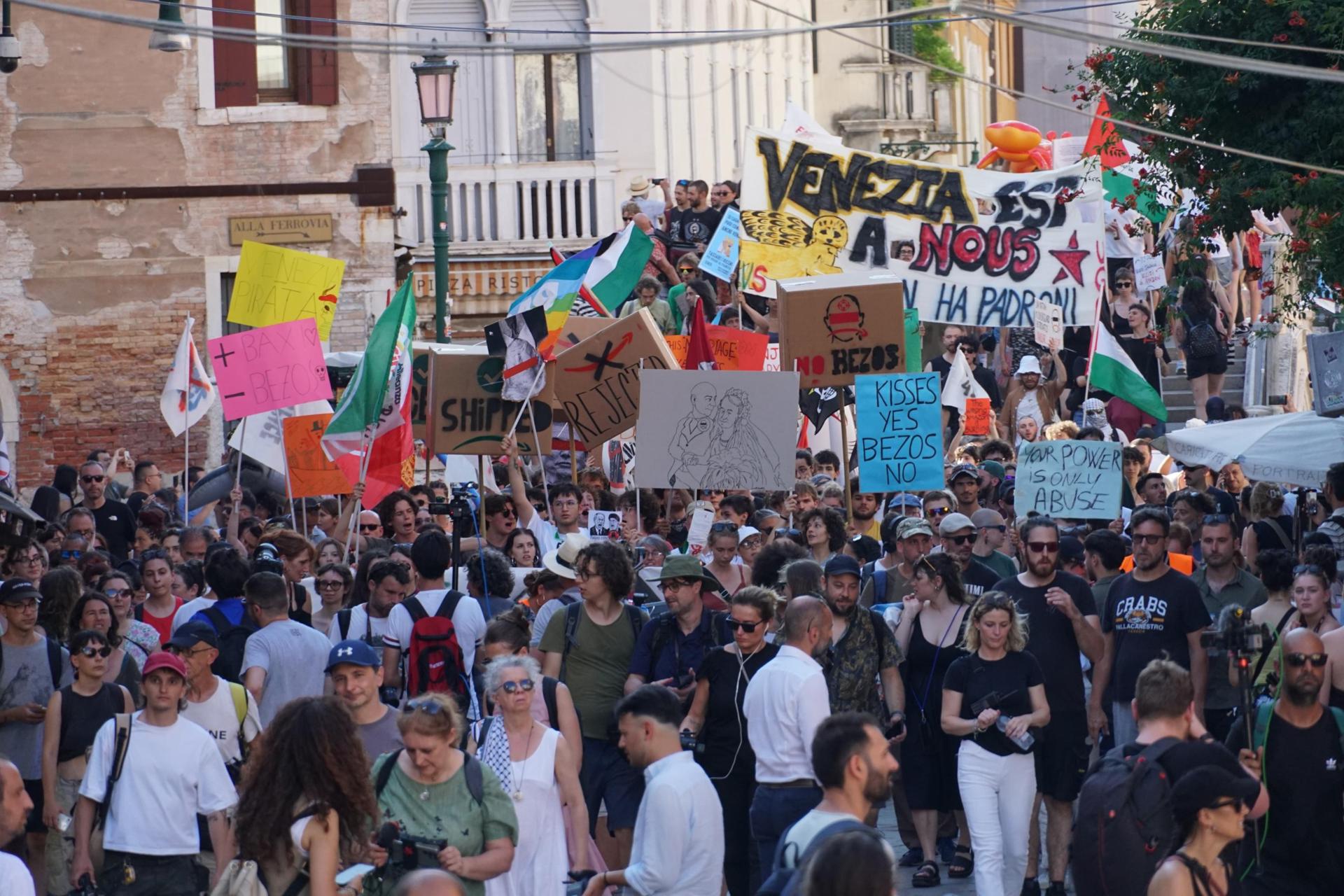 VENICE (Italy), 28/06/2025.- People take part in a protest 'No Space for Bezos' a day after the wedding of Jeff Bezos and Lauren Sanchez, in Venice, Italy, 28 June 2025. (Protestas, Italia, Venecia) EFE/EPA/ANDREA MEROLA