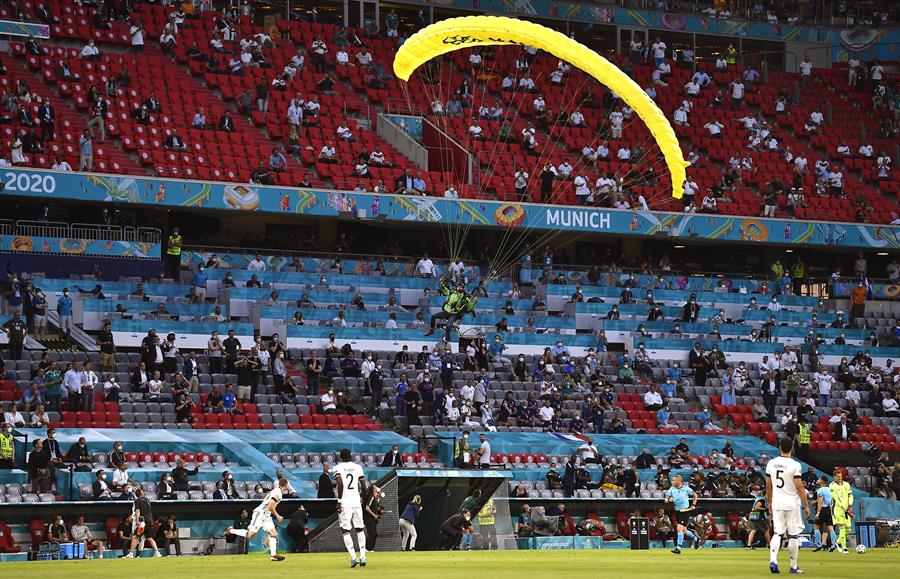 Video: Paracaidista casi se estrella en el Francia vs Alemania de la Eurocopa