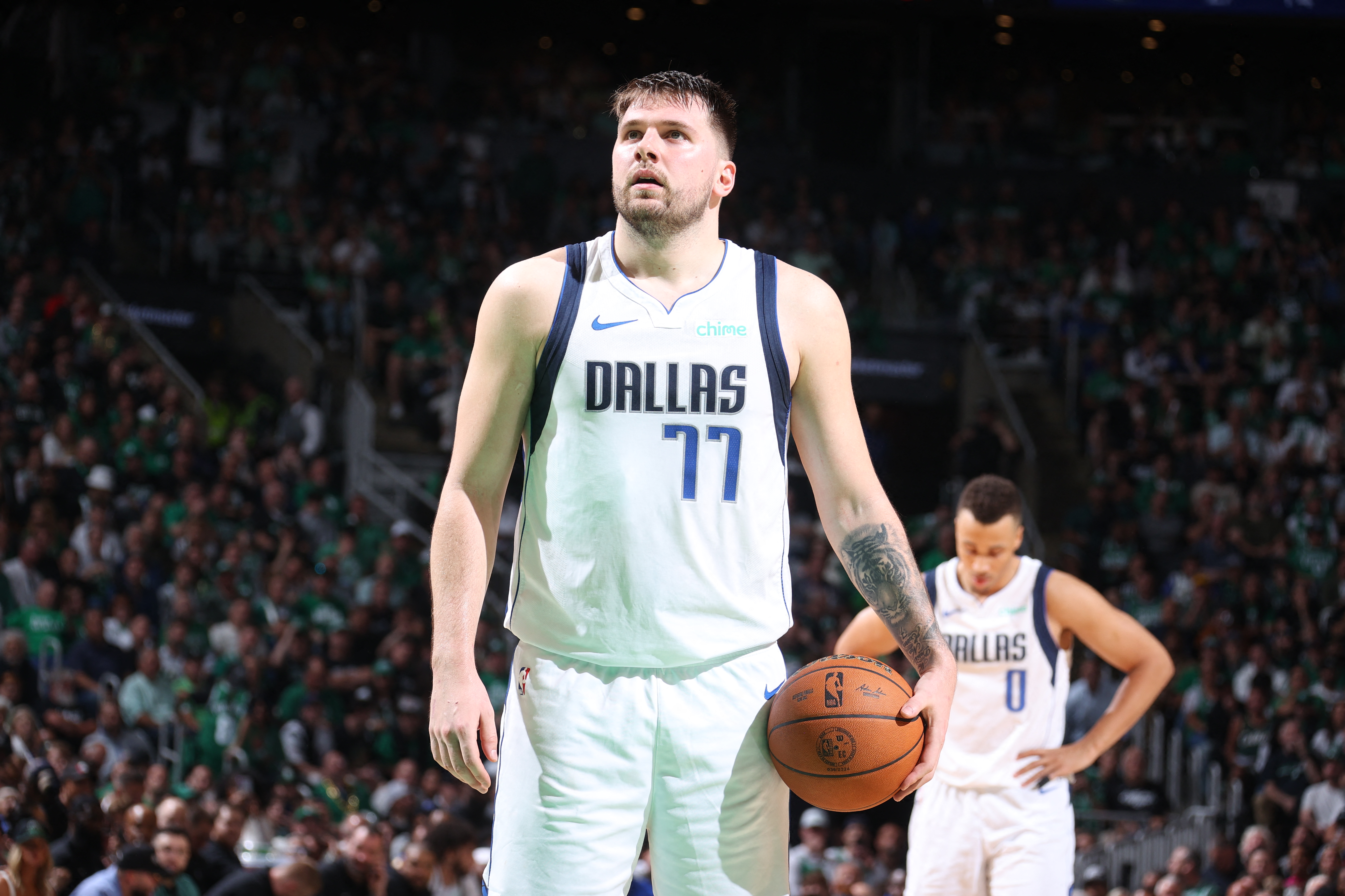 Dallas apelará a la hazaña para remontar la serie contra un Boston que tiene paso de campeón