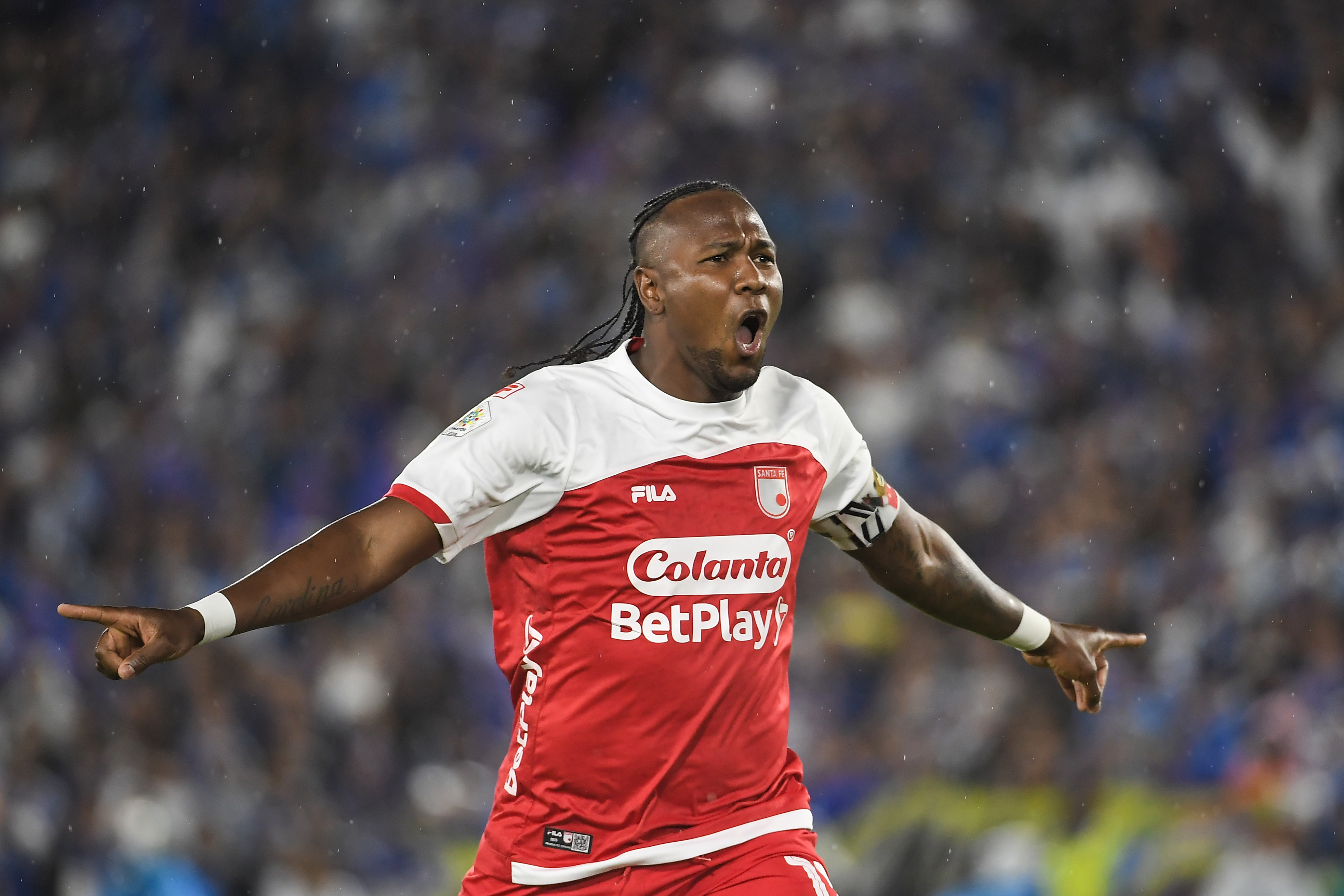 Jugador de Independiente Santa Fe durante el partido ante Millonarios por la fecha seis de los cuadrangulares finales de la Liga Betplay Dimayor 2025