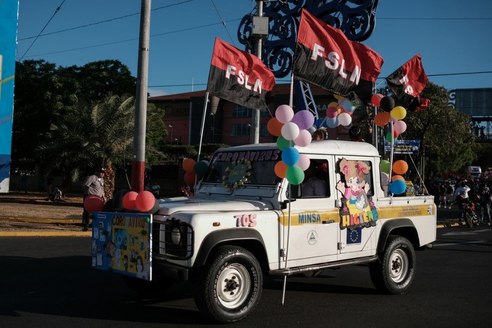 En las actividades públicas, se usan los bienes del Estado como esta camioneta del Ministerio de Salud para promover al partido de gobierno.