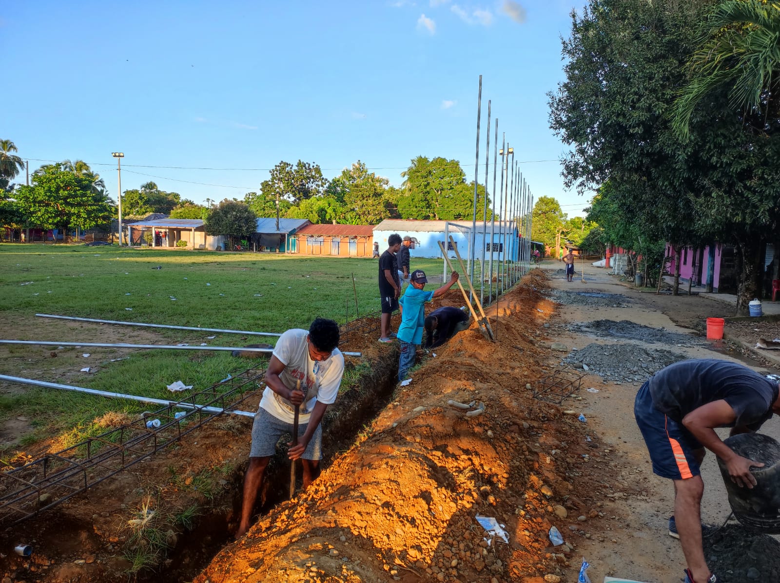Actualmente, la Corporación Unidos por Guarumo está reformando la cancha de fútbol del pueblo.
