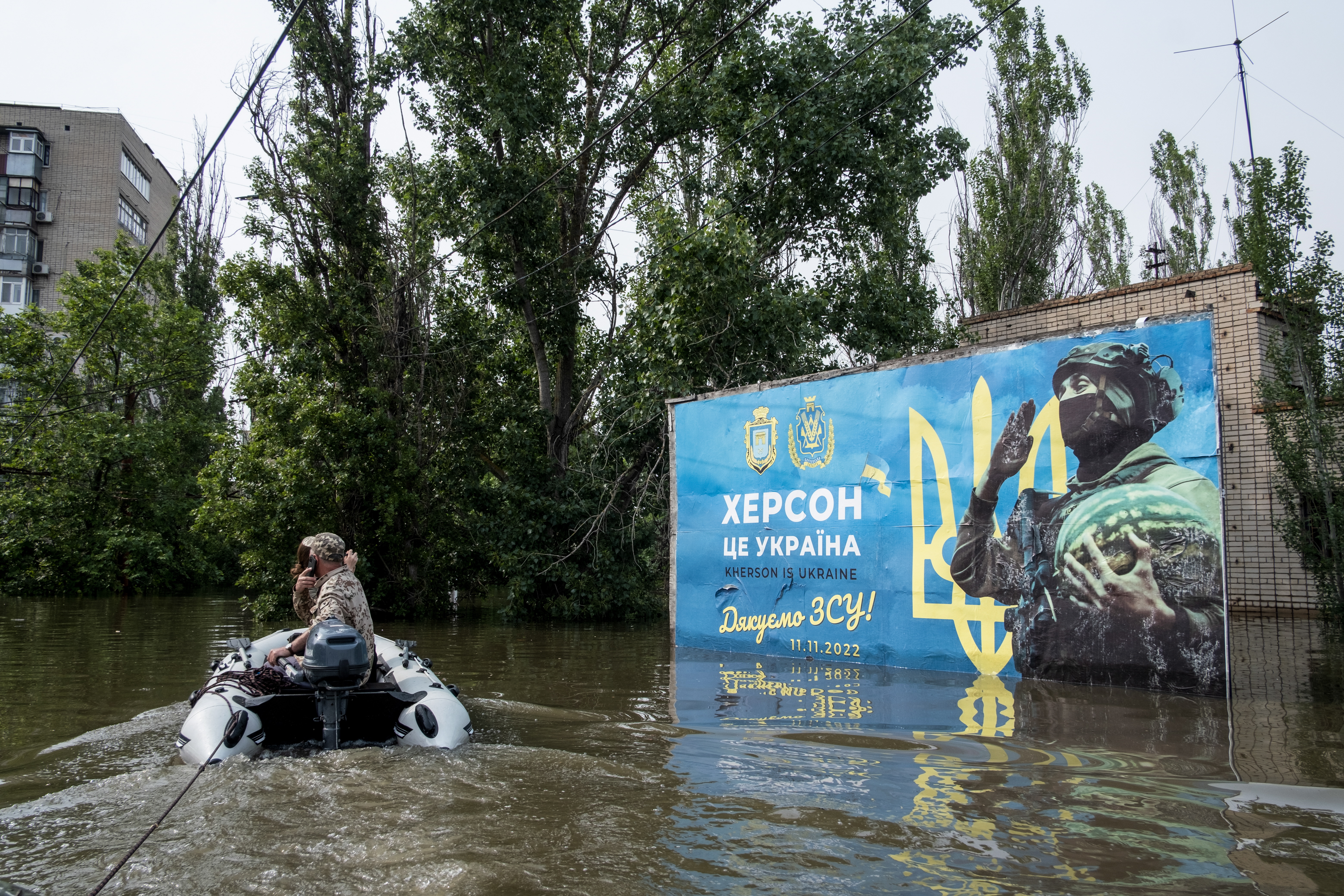 Kherson (Ukraine), 07/06/2023.- Residents use a rubber boat as they evacuate from a flooded area of Kherson, Ukraine, 07 June 2023. Ukraine has accused Russian forces of destroying a critical dam and hydroelectric power plant on the Dnipro River in the Kherson region along the front line in southern Ukraine on 06 June. A number of settlements were completely or partially flooded, Kherson region governor Oleksandr Prokudin said on telegram. Russian troops entered Ukraine in February 2022 starting a conflict that has provoked destruction and a humanitarian crisis. (Rusia, Ucrania) EFE/EPA/GEORGE IVANCHENKO