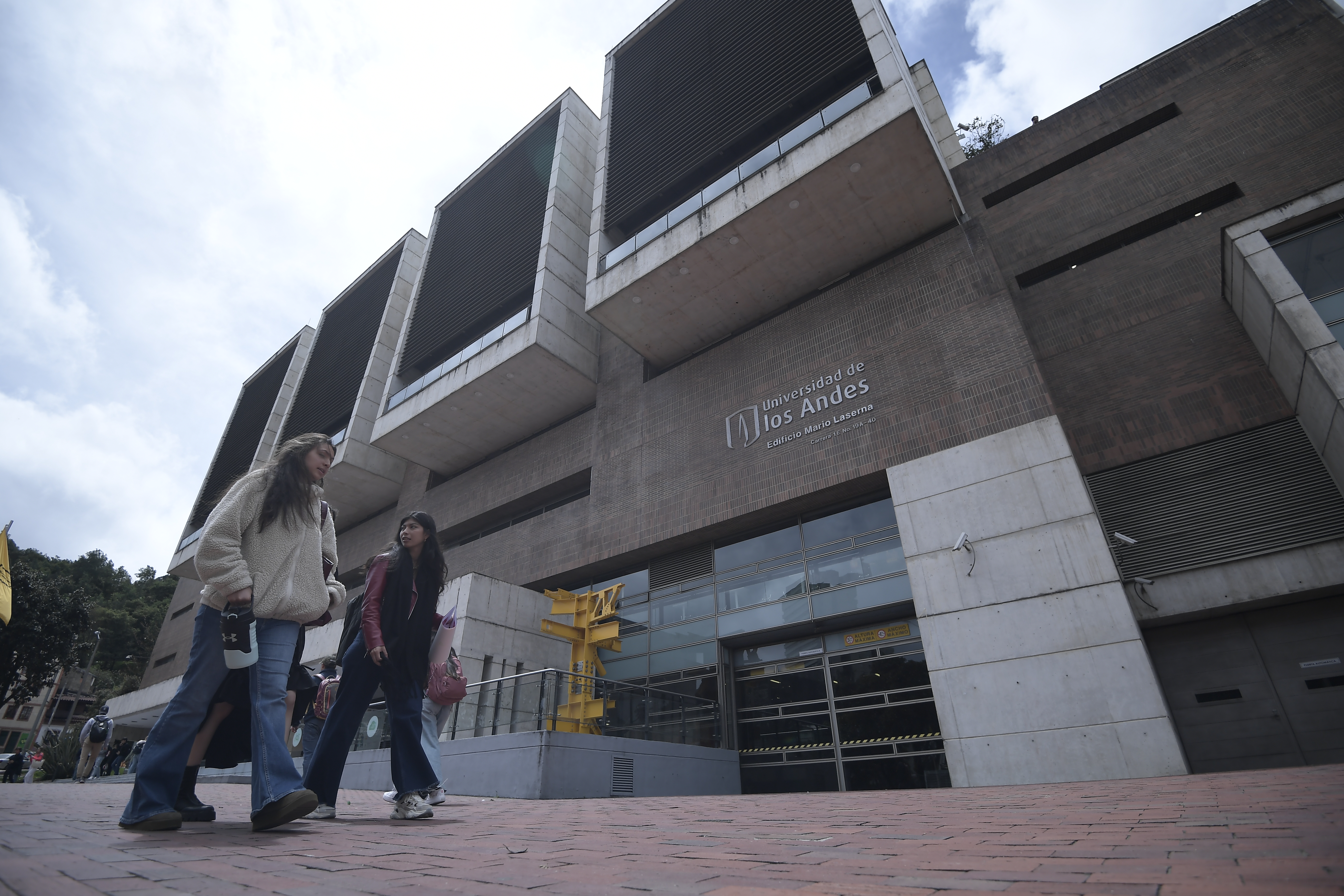 Estudiantes en el campus universitario.