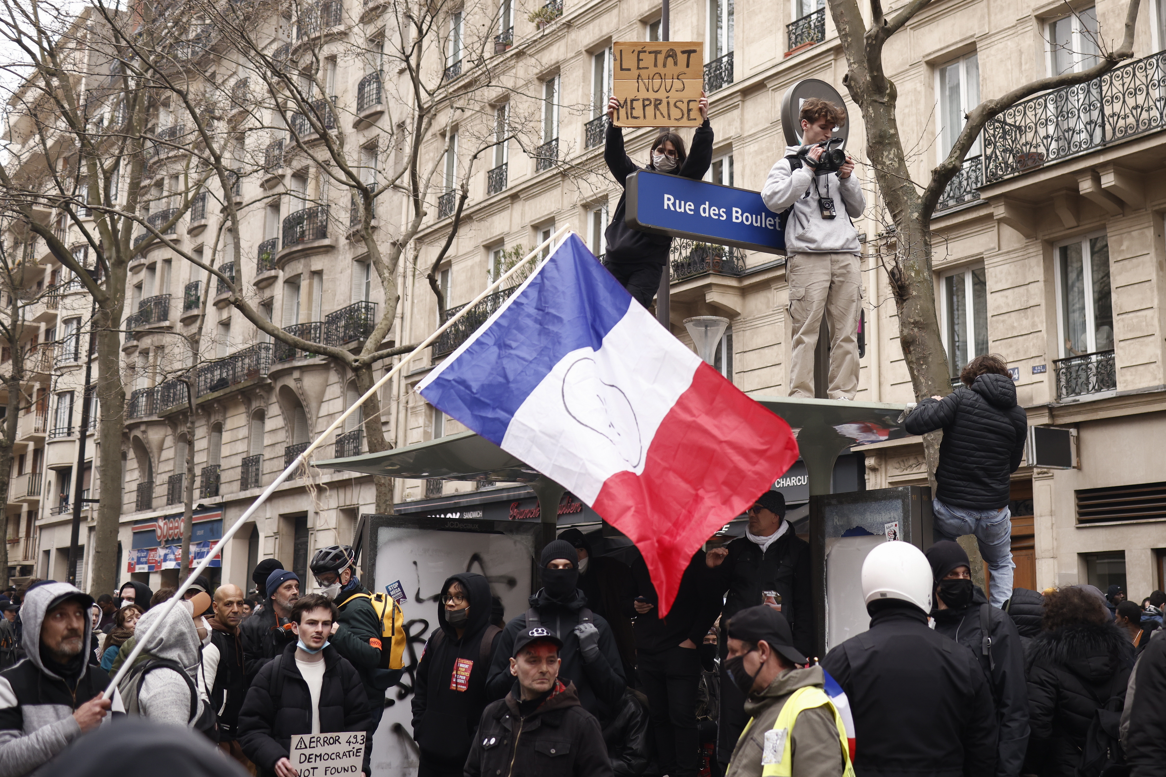 Macron rechaza mediación con sindicatos y siguen los disturbios por toda Francia