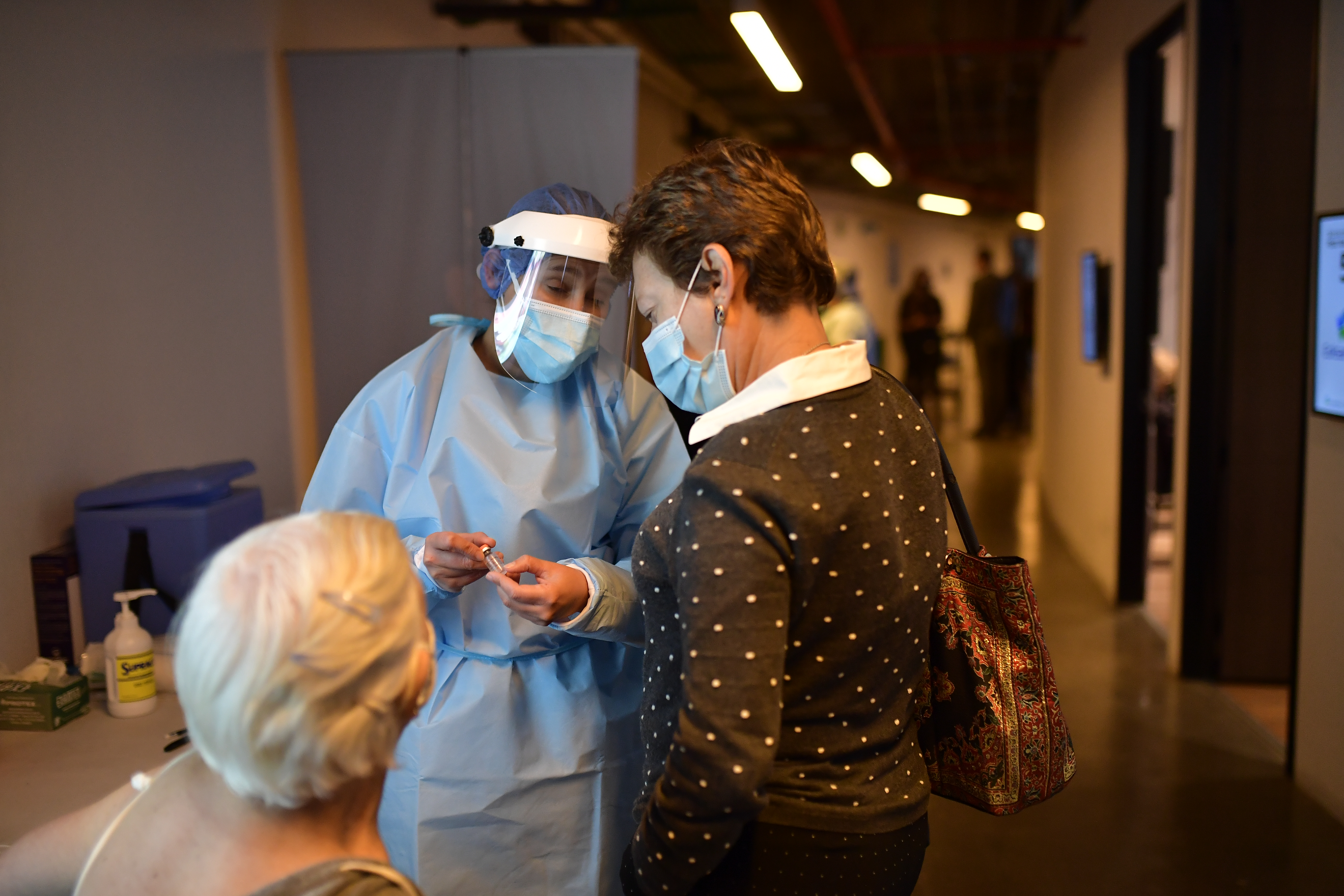 Jornada de vacunación para personas de la tercera edad o adulto mayor en puntos de la capital como Coliseo el Tunal y Movistar Arena contra el Covid - 19