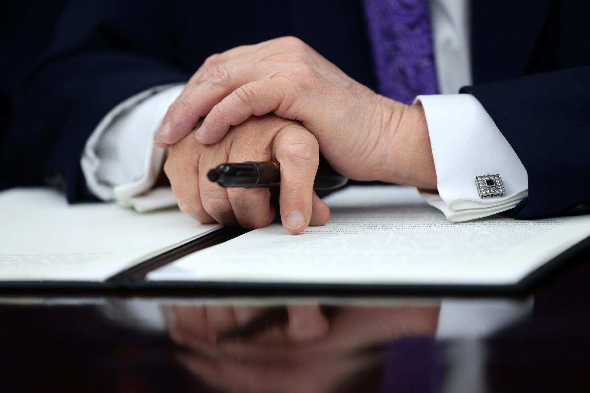 WASHINGTON (United States), 12/12/2025.- US President Donald J. Trump rests his hands during a signing ceremony on artificial intelligence in the Oval Office of the White House in Washington, DC, USA, 11 December 2025. EFE/EPA/SHAWN THEW / POOL