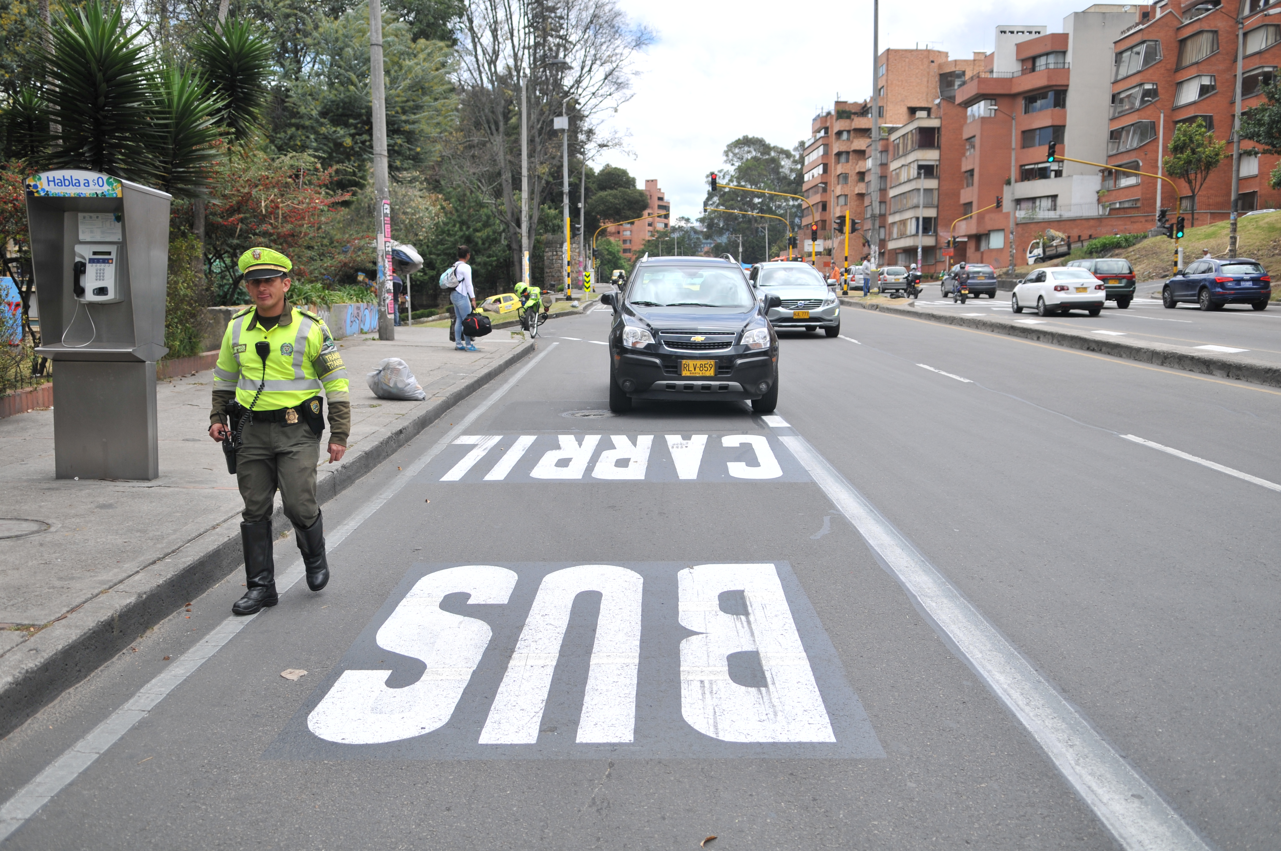 Distrito fortalece comparendos por invadir carril preferencial en carrera séptima